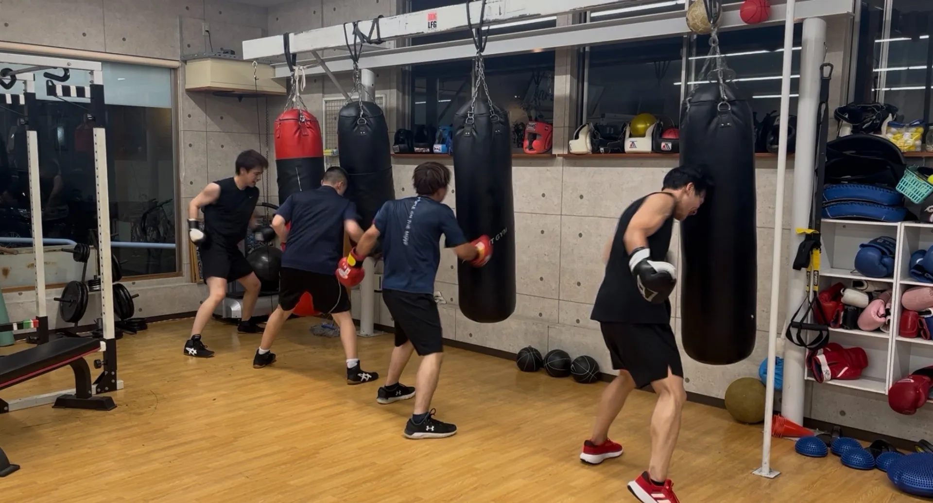 サンドバックバカ打ち